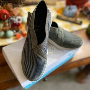 BZEES SLIP ON OUTBURST SHOES